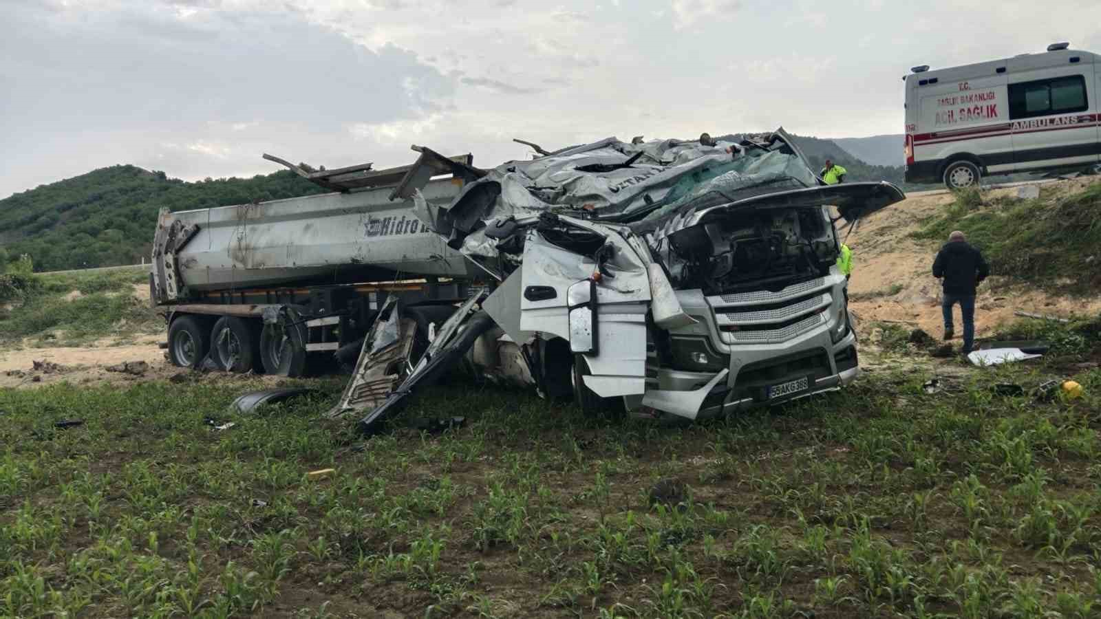 Kastamonu&rsquo;da devrilen hafriyat kamyonunun s&uuml;r&uuml;c&uuml;s&uuml; yaralandı
