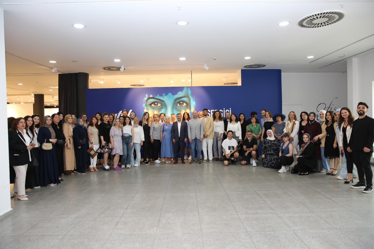 "Zıtlık" sergisi Galeri Cennet&rsquo;te kapılarını araladı
