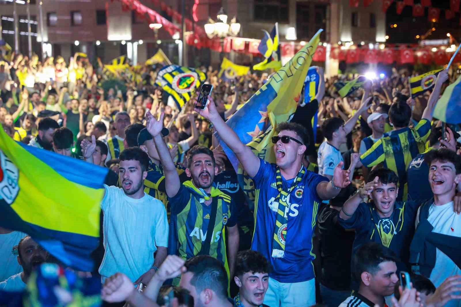 Şampiyonluk maçı dev ekranda yayınlandı
