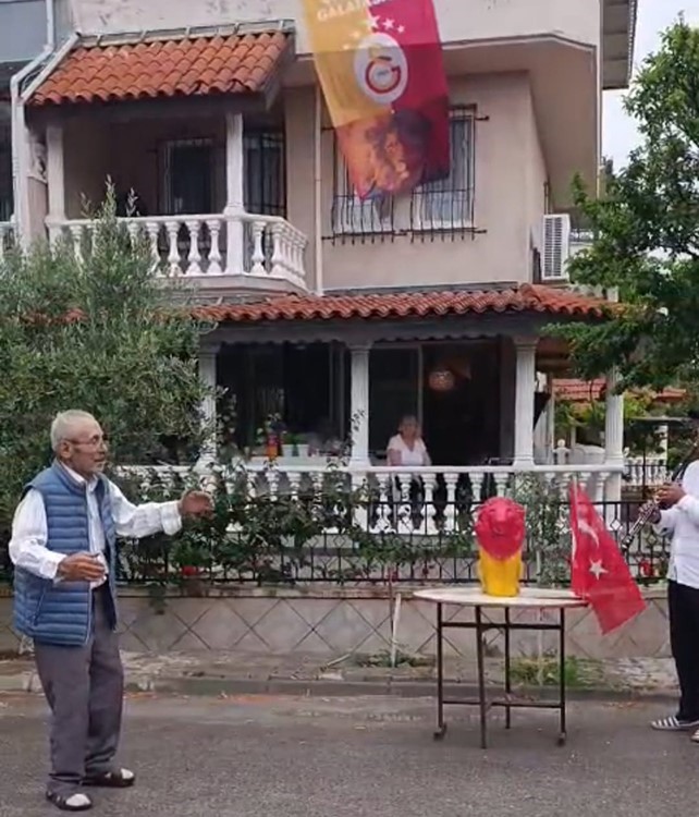 84 yaşındaki vatandaş, Galatasaray’ın şampiyonluğunu davul zurnayla kutladı