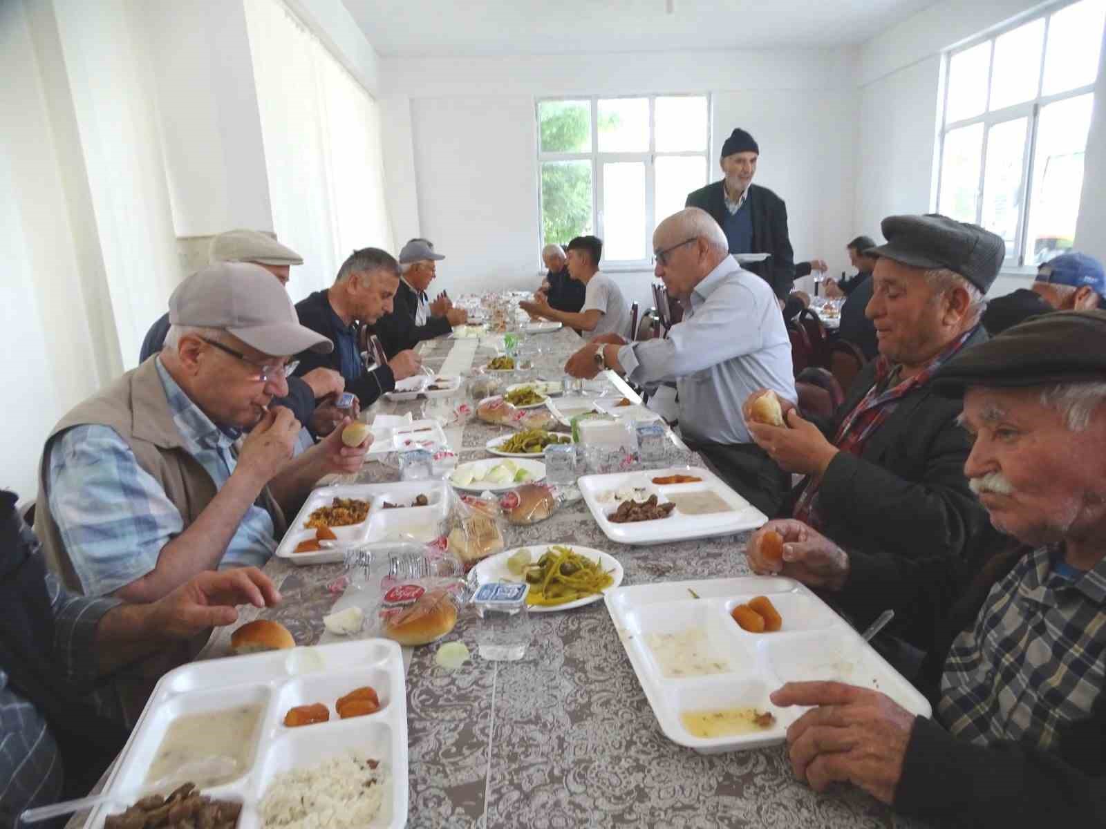 Emet Yenicek&ouml;y&rsquo;de binlerce kişinin katıldığı yağmur duası
