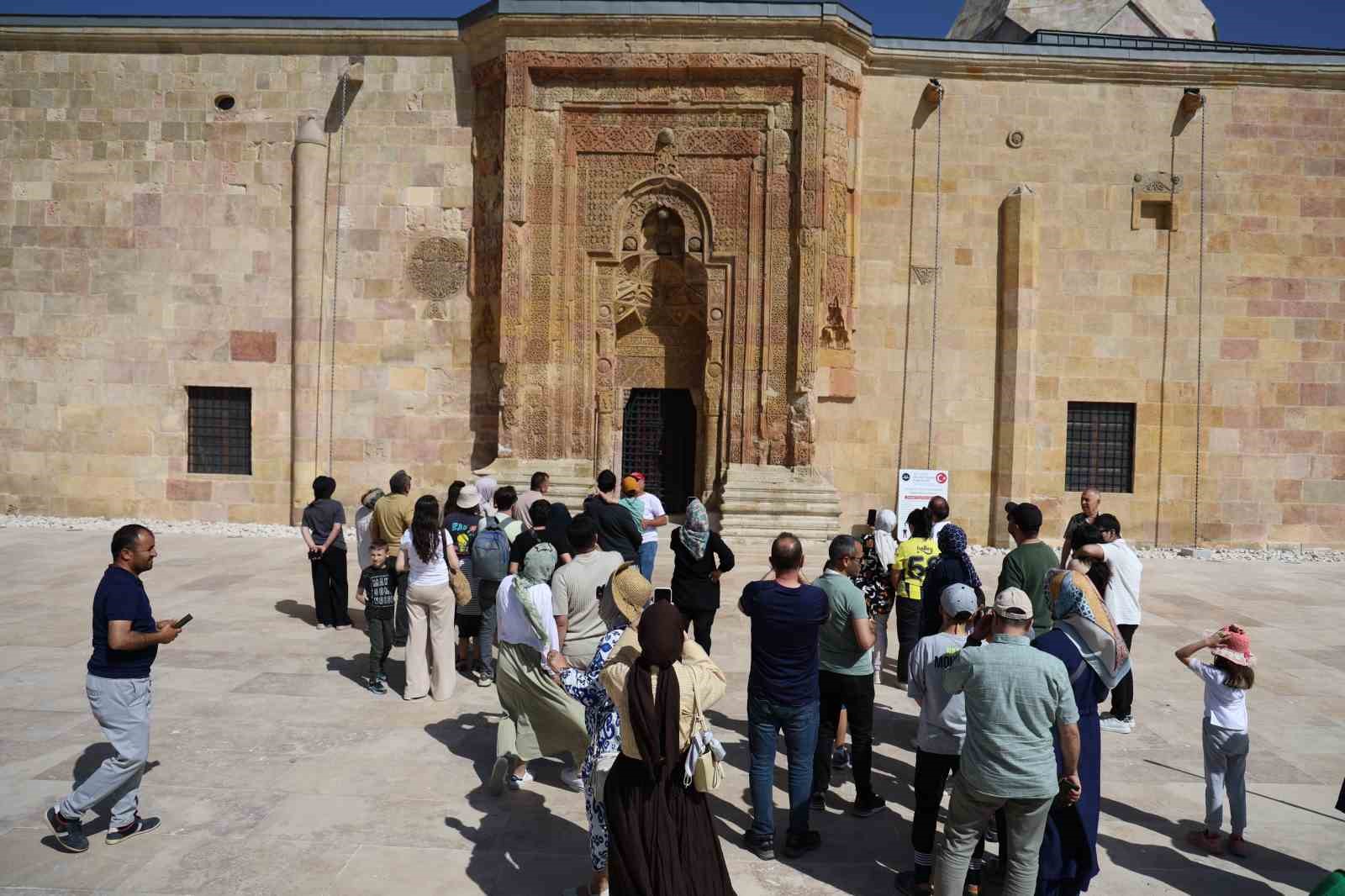 Esrarengiz gölgeleri görmek isteyenler 8 asırlık camiye akın etti