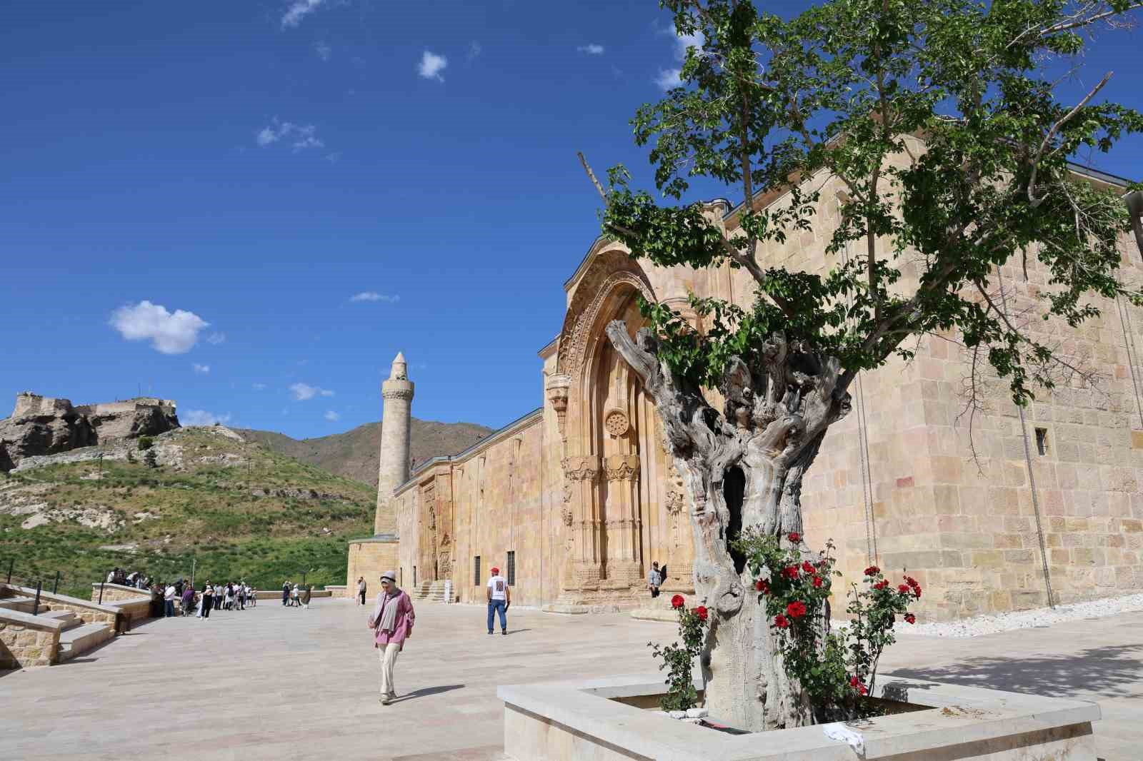 Esrarengiz g&ouml;lgeleri g&ouml;rmek isteyenler 8 asırlık camiye akın etti
