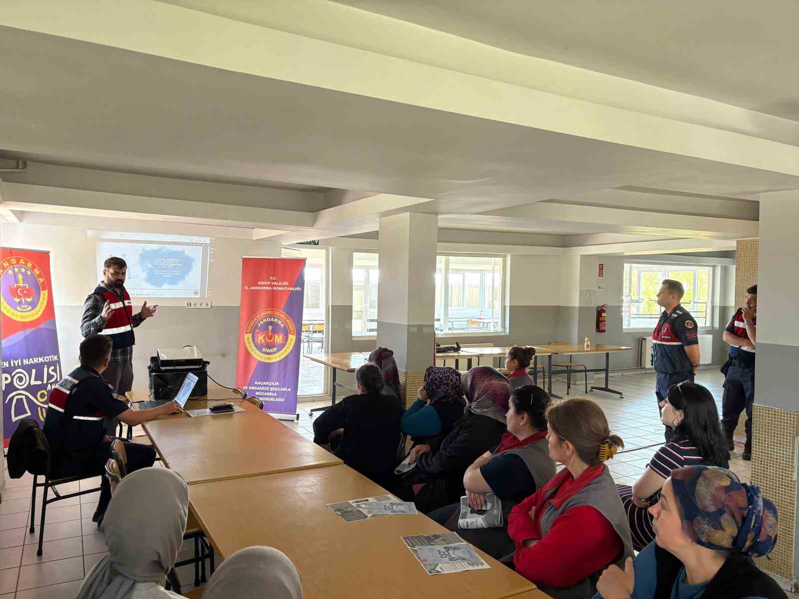 Gerze&rsquo;de 104 anneye uyuşturucuyla m&uuml;cadele eğitimi
