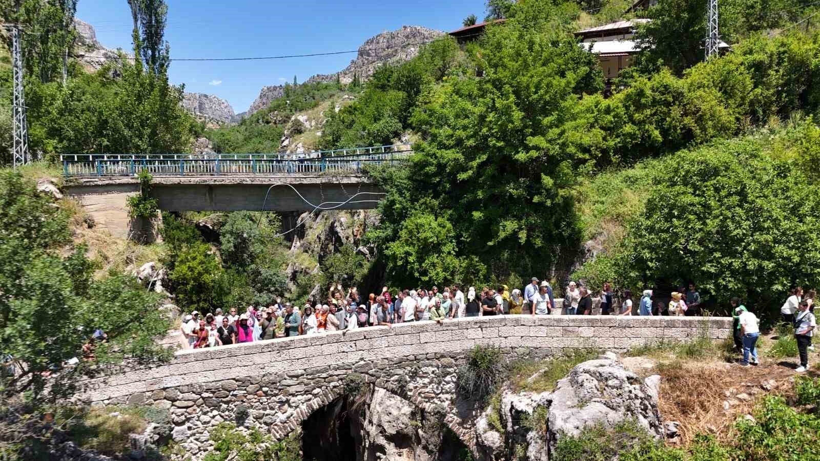 &rsquo;&Ouml;ğretmen Akademisi&rsquo;nde her durak bir a&ccedil;ık hava dersliğine d&ouml;n&uuml;şt&uuml;
