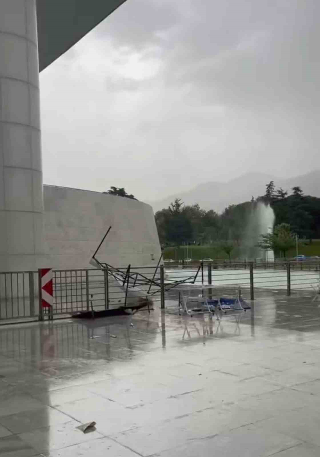 Bursa&rsquo;da fırtına reklam panosunu u&ccedil;urdu: Bir kişi yaralandı
