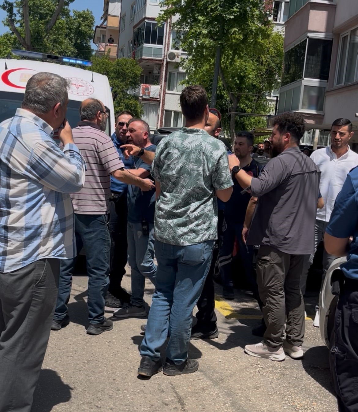 Bursa&rsquo;da park kavgası iki esnafı birbirine d&uuml;ş&uuml;rd&uuml; : 2 yaralı
