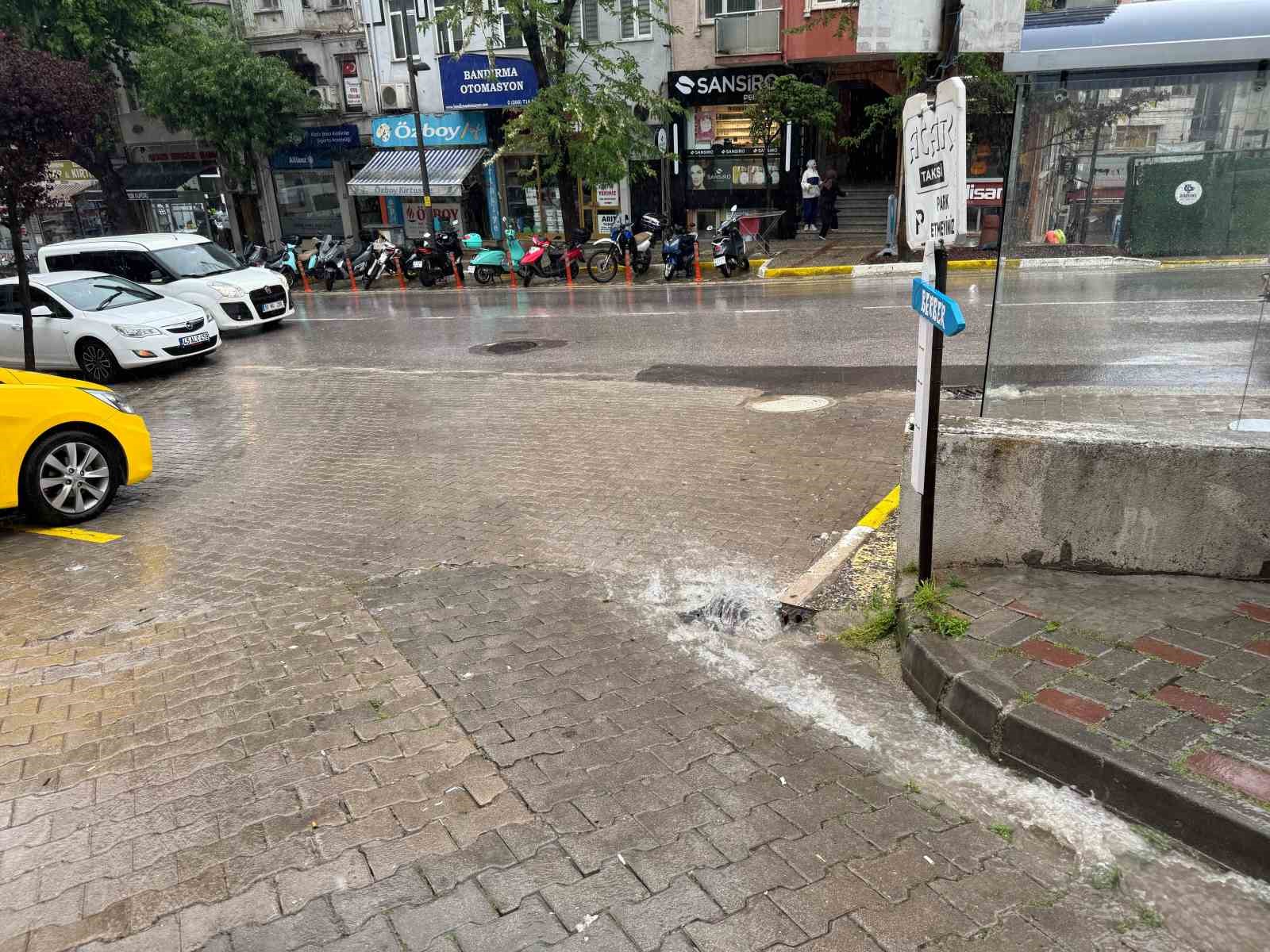 Bandırma’da sağanak yağış etkili oldu