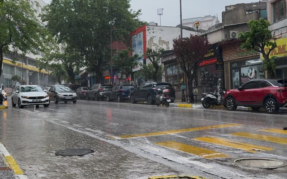 Bandırma’da sağanak yağış etkili oldu
