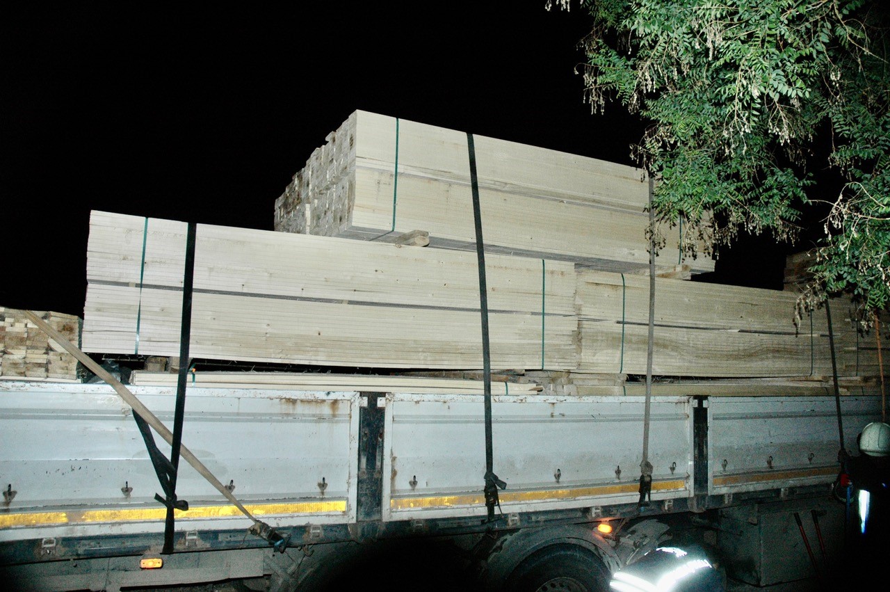 Kereste y&uuml;kl&uuml; tırdan dumanlar y&uuml;kseldi, itfaiye m&uuml;dahale etti
