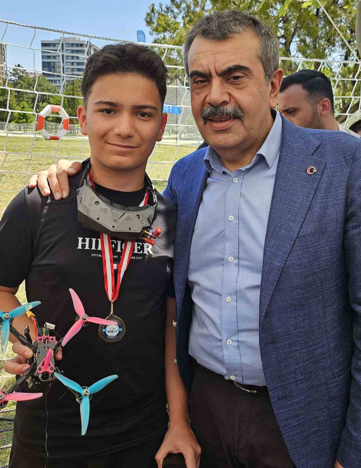 Kütahyalı öğrenci, Uluslararası MEB Robot Yarışması’nda İHA Mini Dron Kategorisinde dünya şampiyonu oldu
