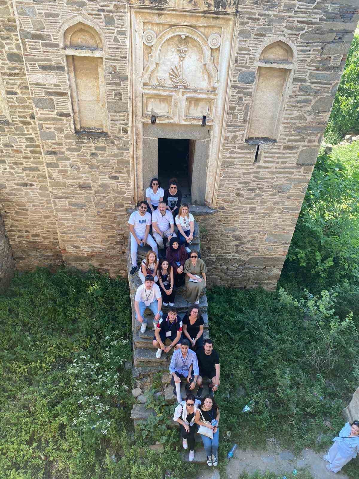 Üniversiteli gençler, tarihi Arpaz Kulesi’ne dikkat çekti
