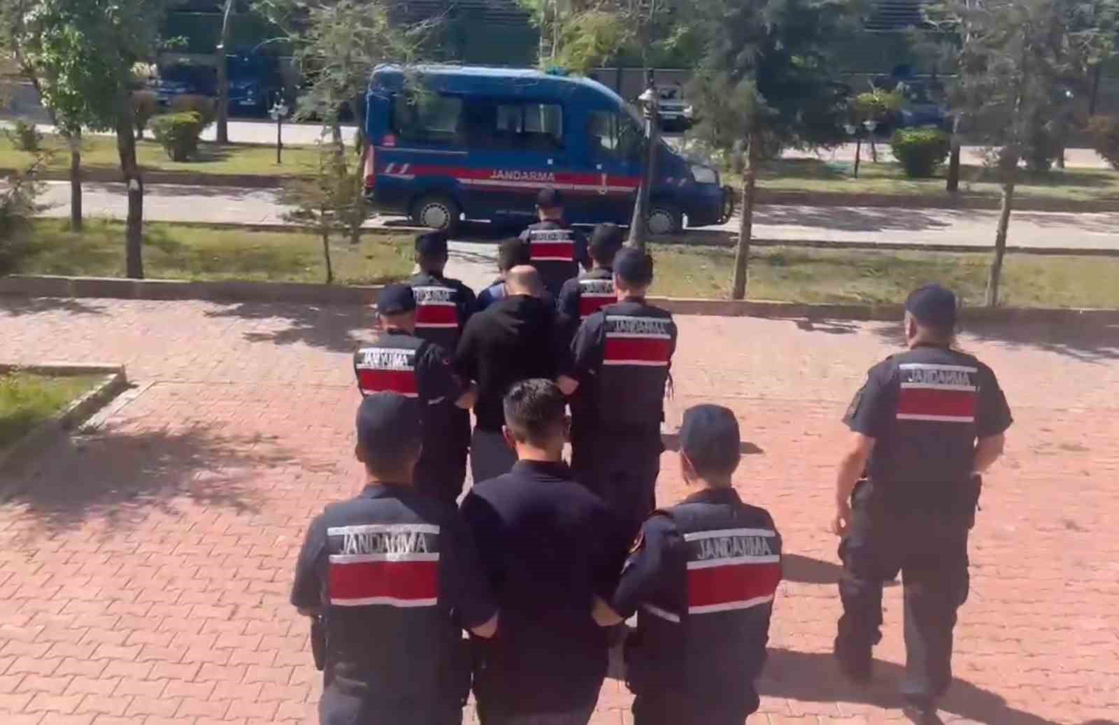 Asma tavan arasından 3 bin 155 adet uyuşturucu hap &ccedil;ıktı
