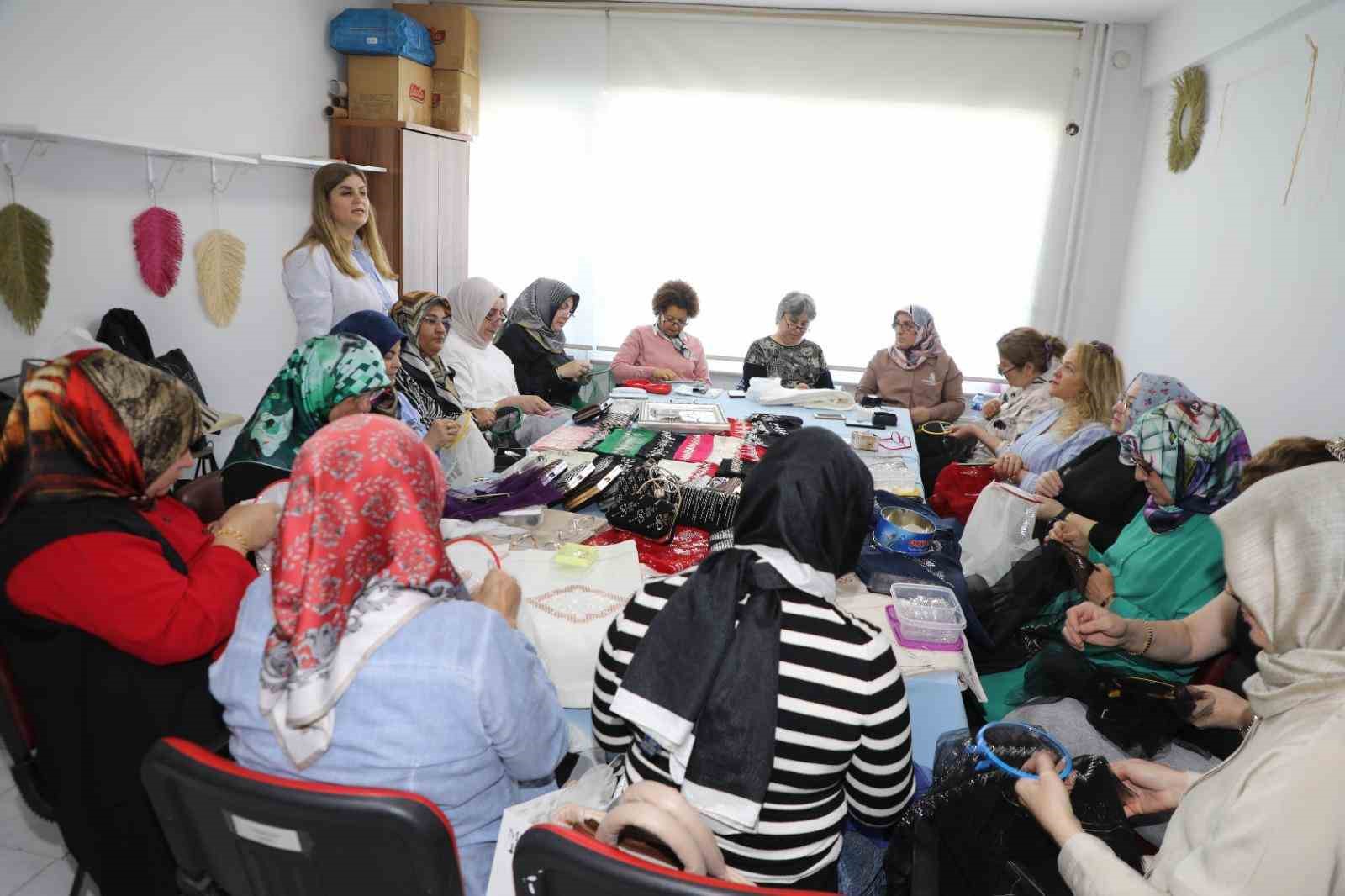 Kadınlar, tel kırma &uuml;r&uuml;nleri yaparak aile ekonomine katkı sağlıyor
