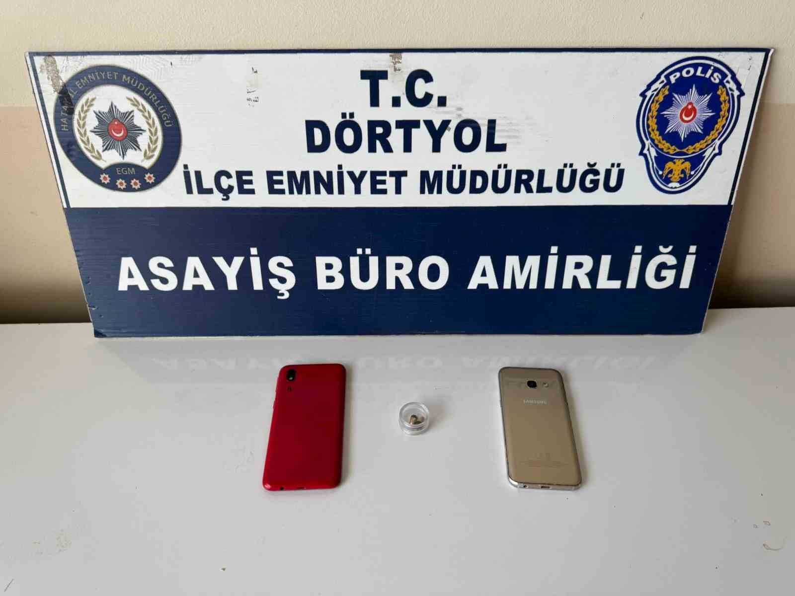 Ehliyet sınavında kopya çekmek isteyen şahıs kulaklığı takarken yakayı ele verdi