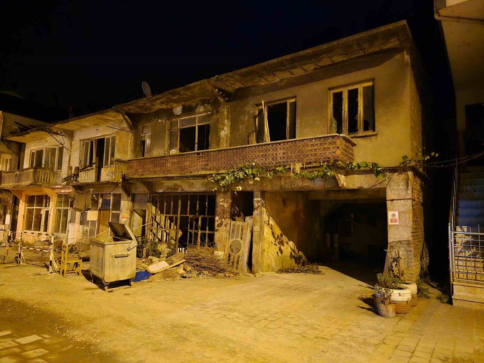 Balkon park halindeki aracın üzerine düştü
