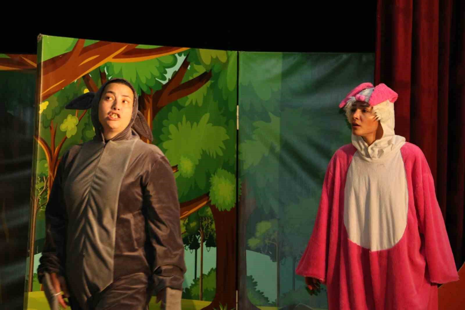 Körfez’de çocuklar "Kurnaz Kedi" ile doyasıya eğlendi
