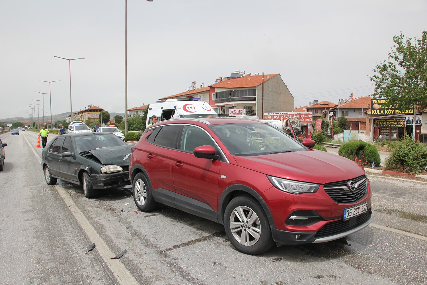 Seyir halindeyken kırmızı ışıkta bekleyen otomobile çarptı: 1 yaralı