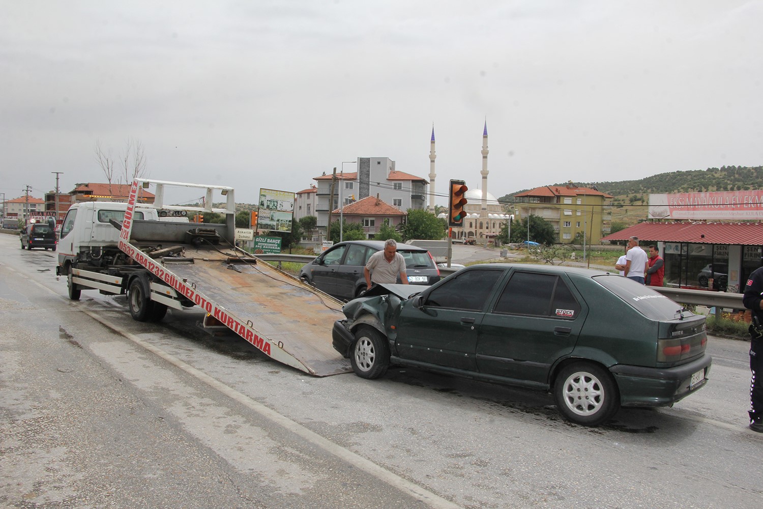 Seyir halindeyken kırmızı ışıkta bekleyen otomobile &ccedil;arptı: 1 yaralı
