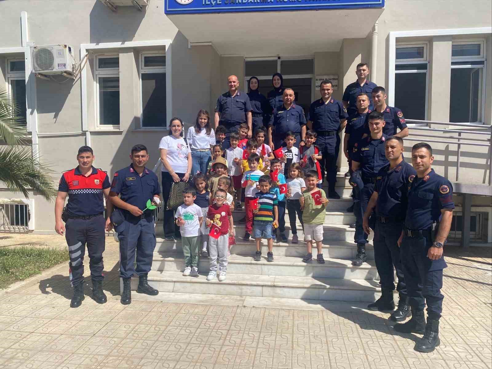 Sultanhisar’da jandarma ekipleri minikleri ağırladı