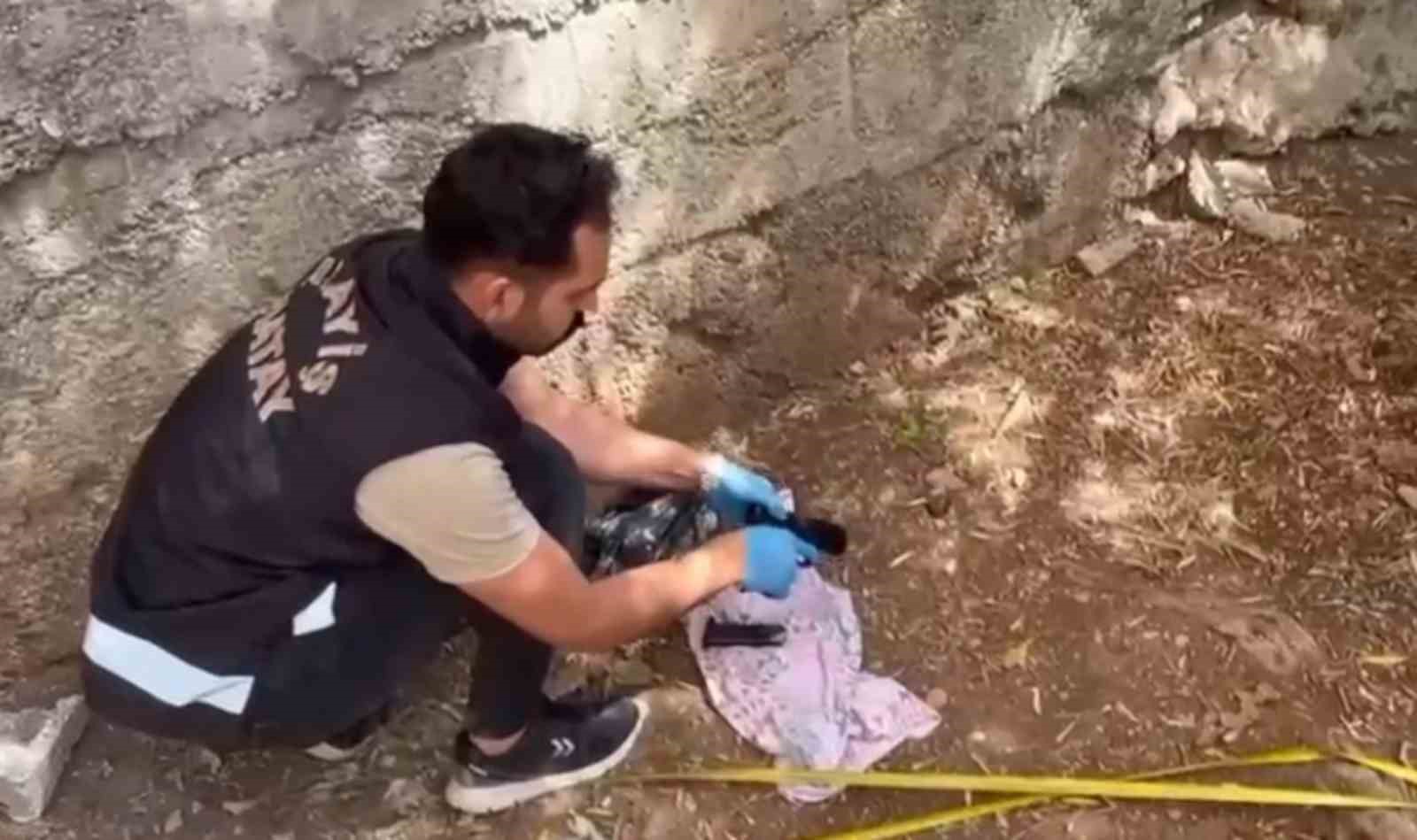 Polislerin dikkati poşette saklanmış tabancayı ortaya çıkardı
