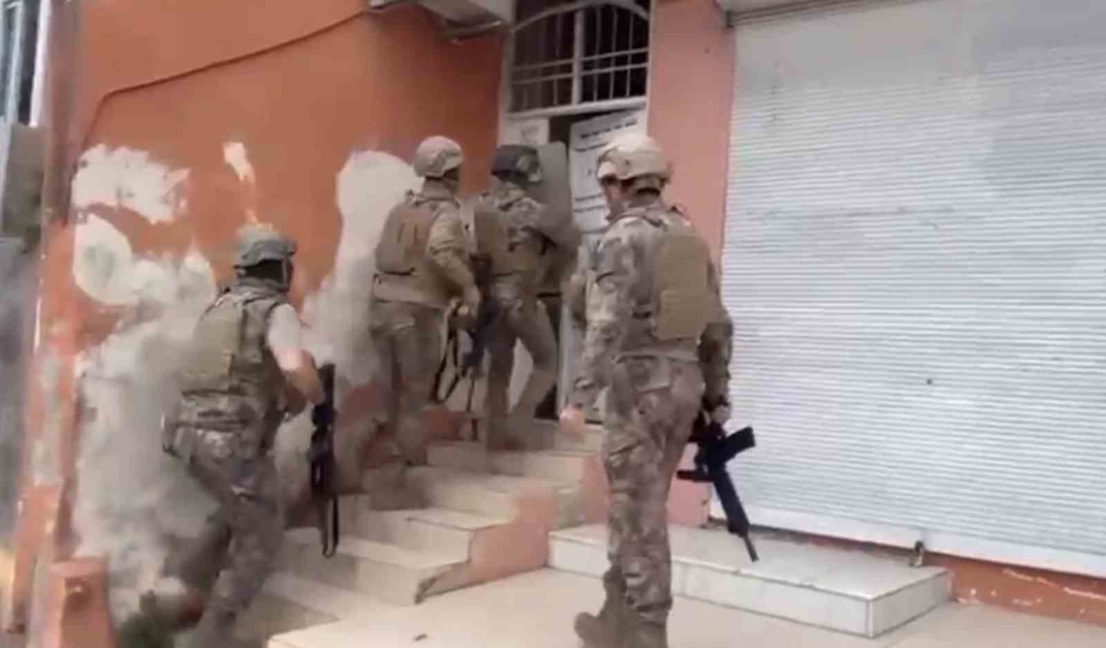 Polislerin dikkati poşette saklanmış tabancayı ortaya &ccedil;ıkardı
