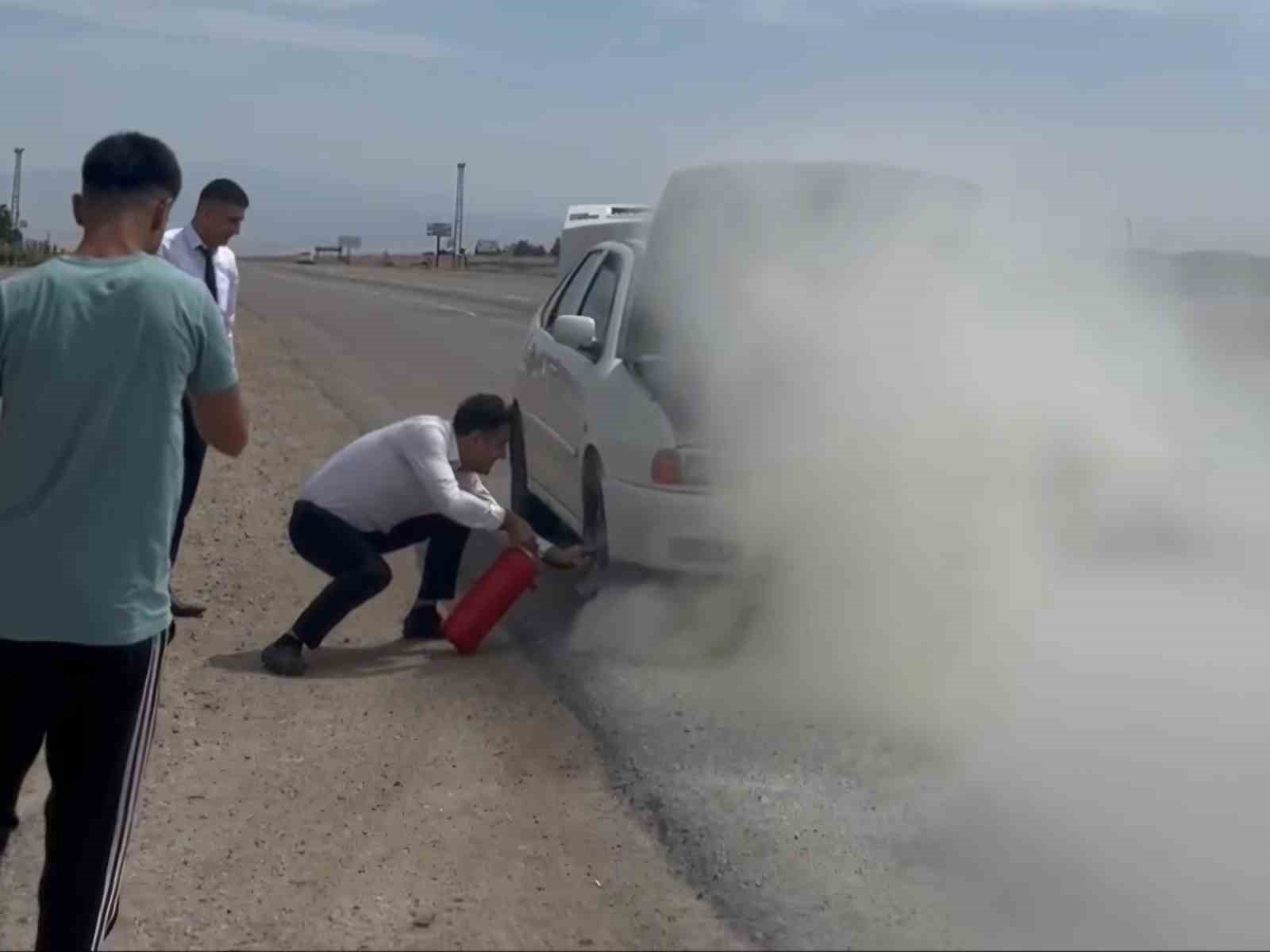 Yanan otomobile çevreden geçen otobüs şoförleri müdahale ederek söndürdü
