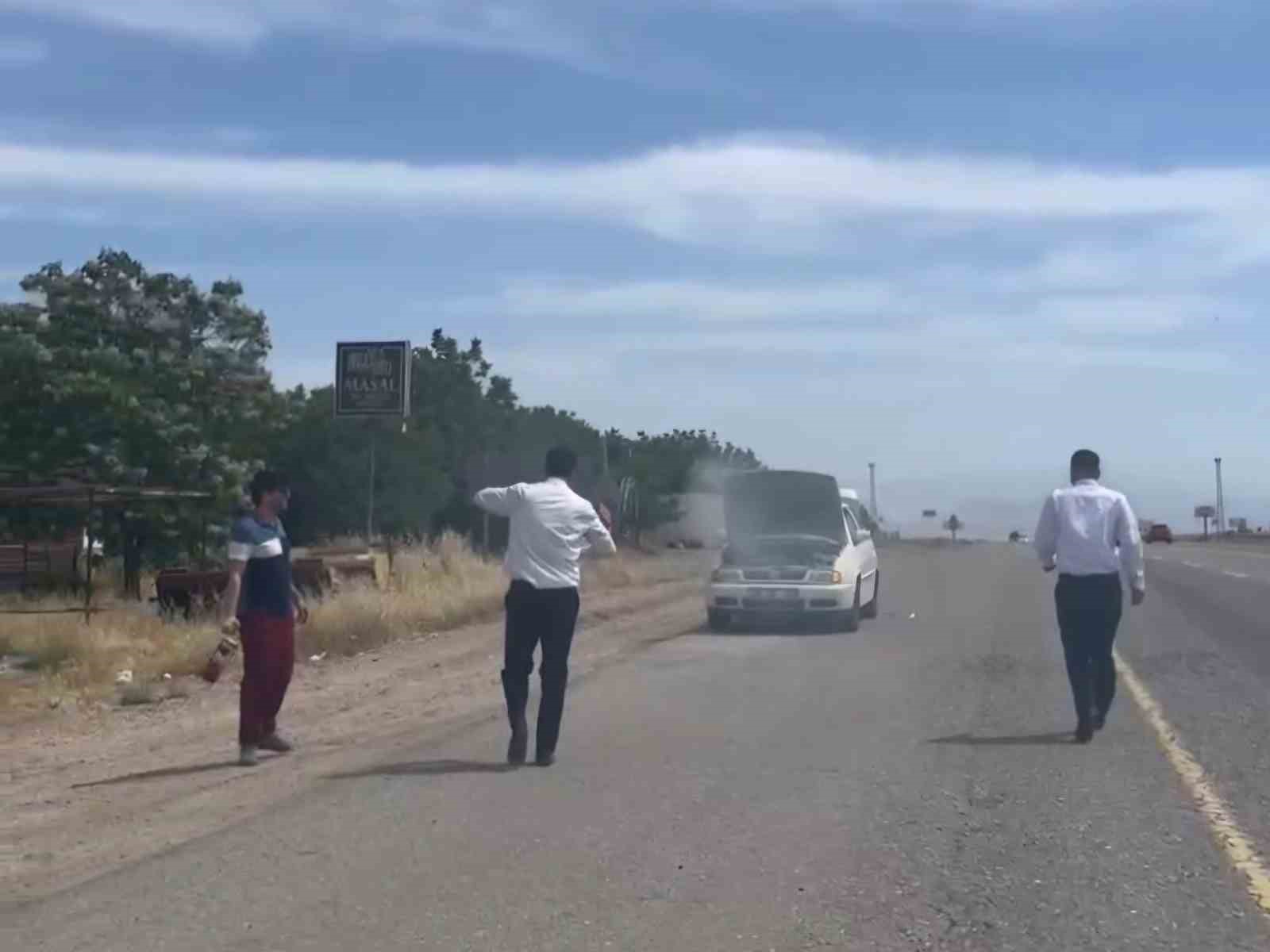 Yanan otomobile &ccedil;evreden ge&ccedil;en otob&uuml;s şof&ouml;rleri m&uuml;dahale ederek s&ouml;nd&uuml;rd&uuml;
