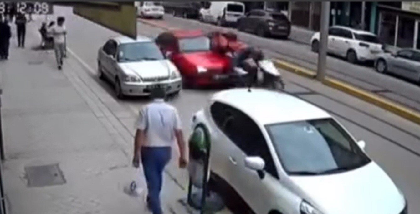 Önünde ilerleyen kuryeye çarptı, olay yerinden kaçtı