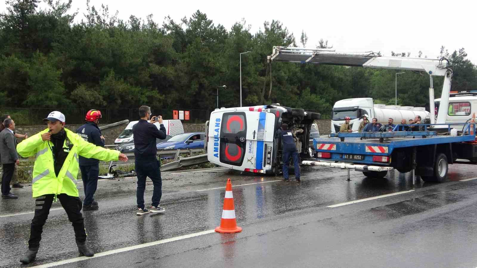 Tuzla’da hasta nakil ambulansı yan yattı: 3 yaralı
