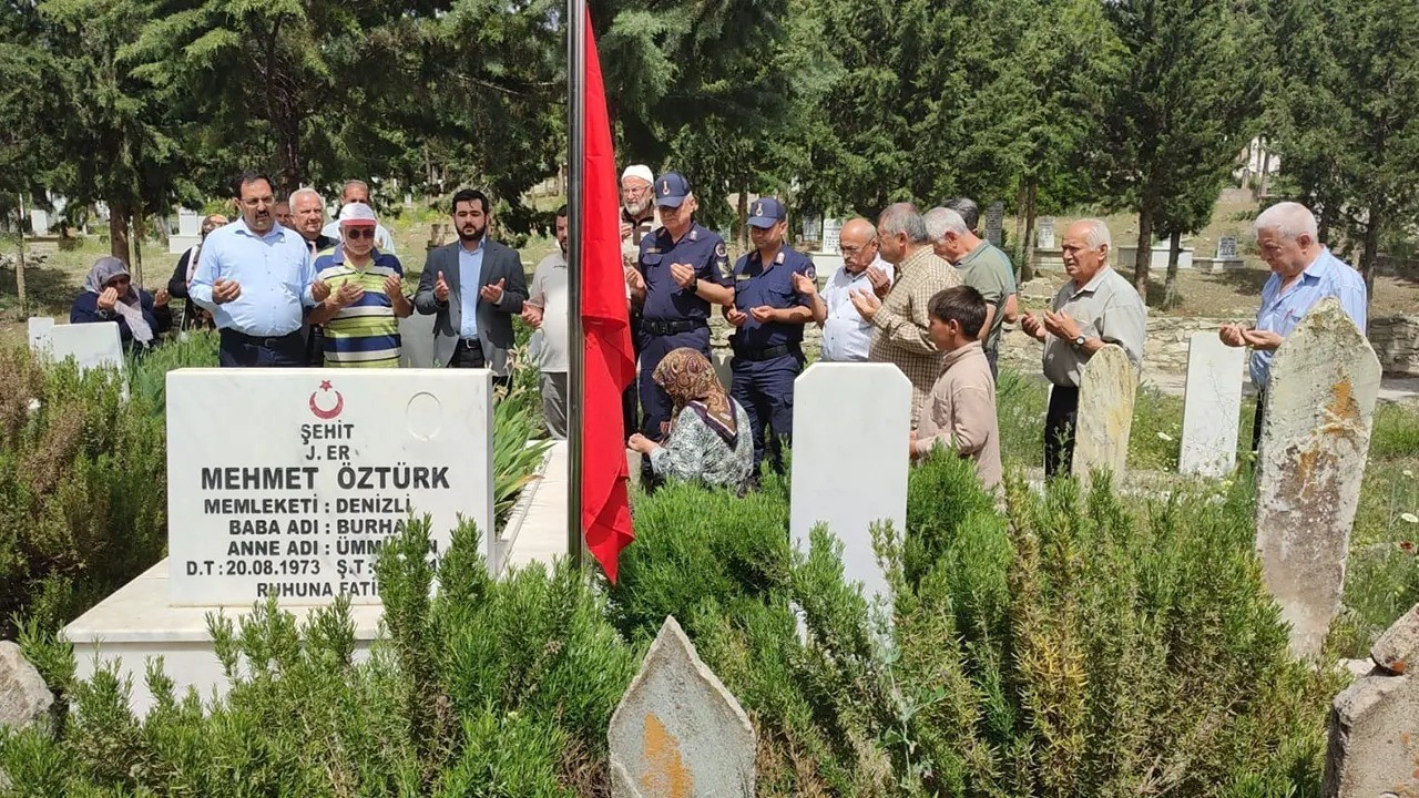 Bingöl’de şehit edilen 33 askerden birisi olan Denizlili es mezarı başında anıldı
