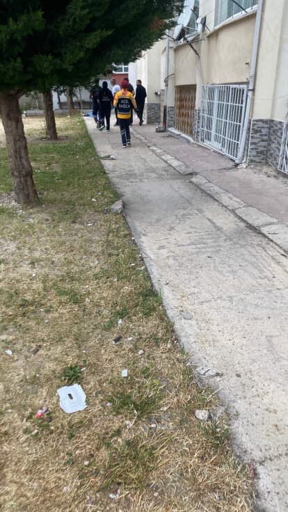 Cam silerken 4’üncü kattan düşen kadın hayatını kaybetti
