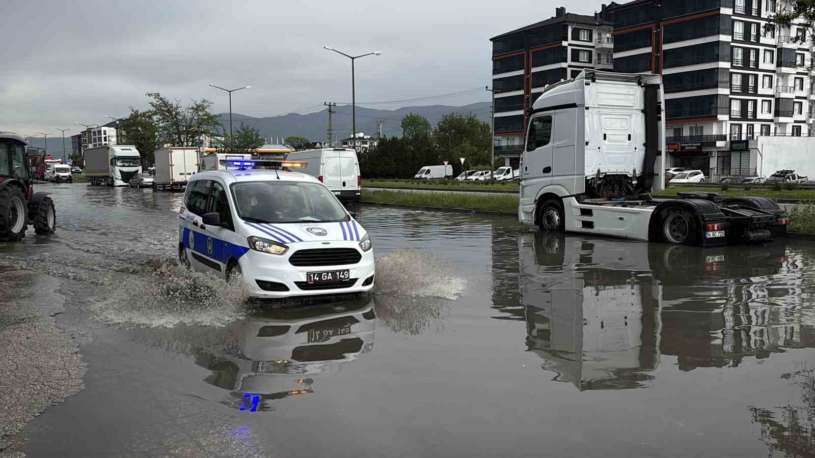Bolu’da sağanak ve fırtına hayatı felç etti: Yollar göle döndü
