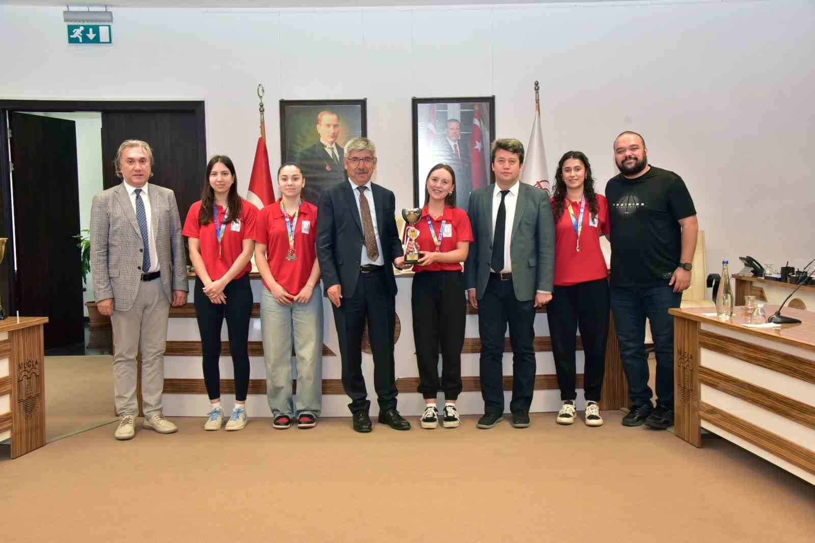 Rektör Kaçar, şampiyon sporcuları ağırladı