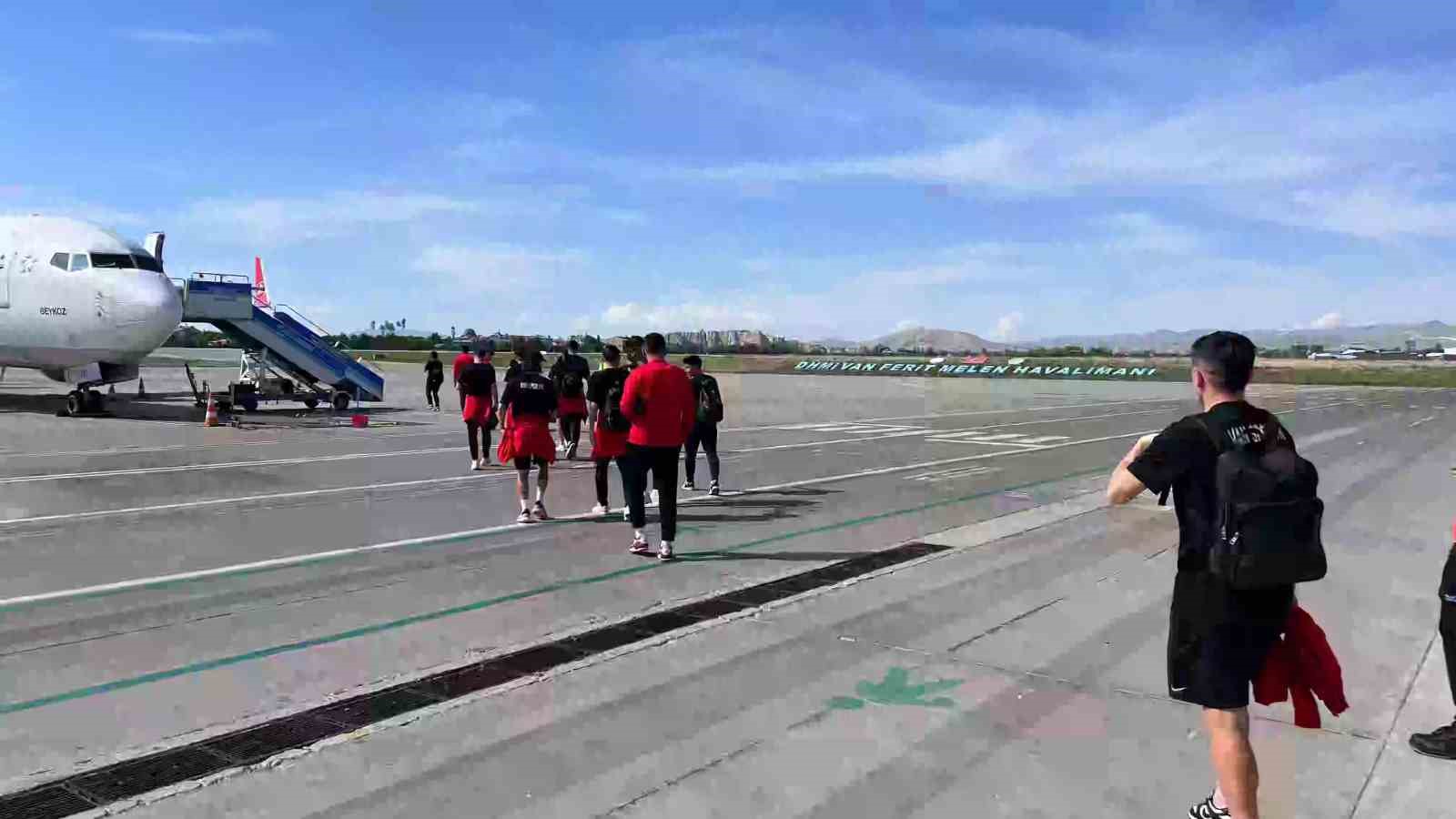 Vanspor kafilesi uçakla Elazığ’a gitti
