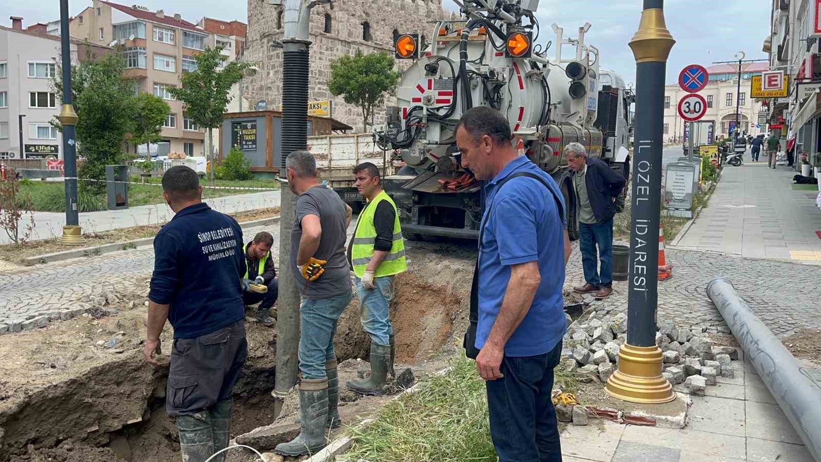 Sinop’ta su borusu patladı