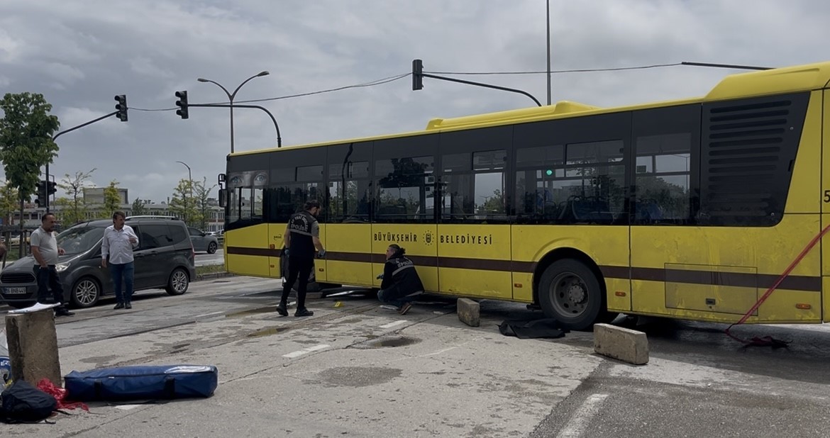 Dönüş yapan otobüsün altına giren motosikletli genç hayatını kaybetti