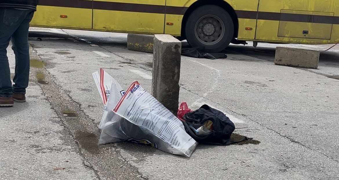 D&ouml;n&uuml;ş yapan otob&uuml;s&uuml;n altına giren motosikletli gen&ccedil; hayatını kaybetti
