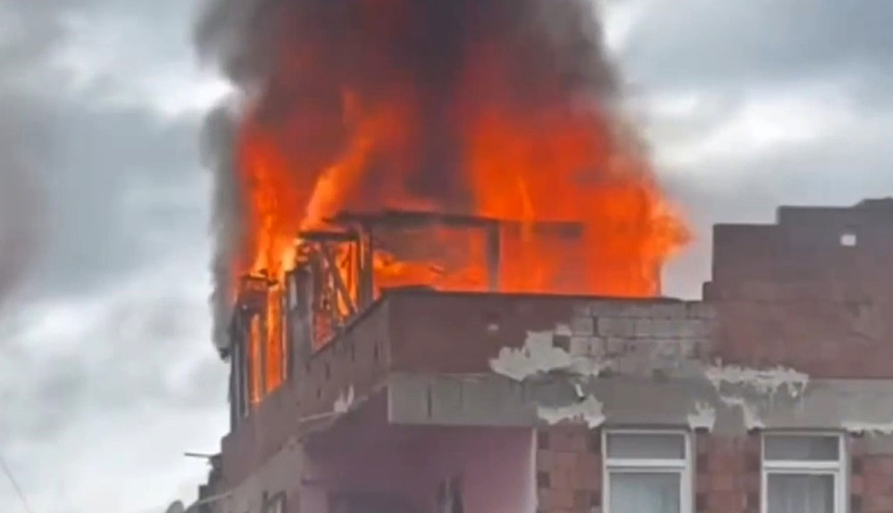 Sultanbeyli’de korkutan çatı yangını: Alevler yan binaya sıçradı