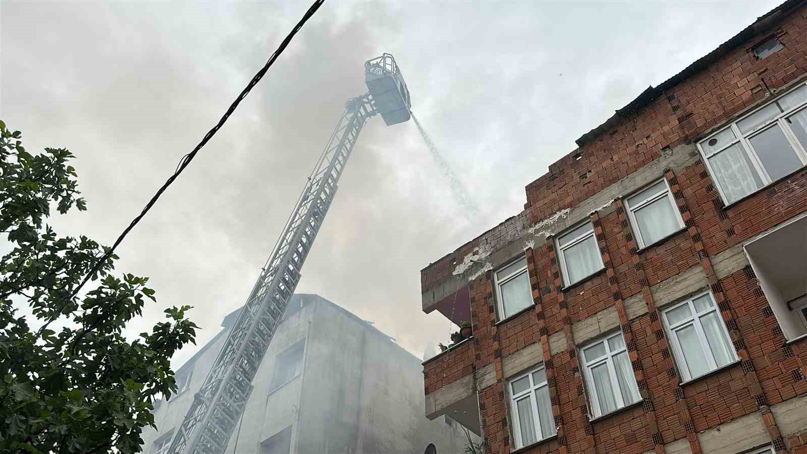 Sultanbeyli&rsquo;de korkutan &ccedil;atı yangını: Alevler yan binaya sı&ccedil;radı
