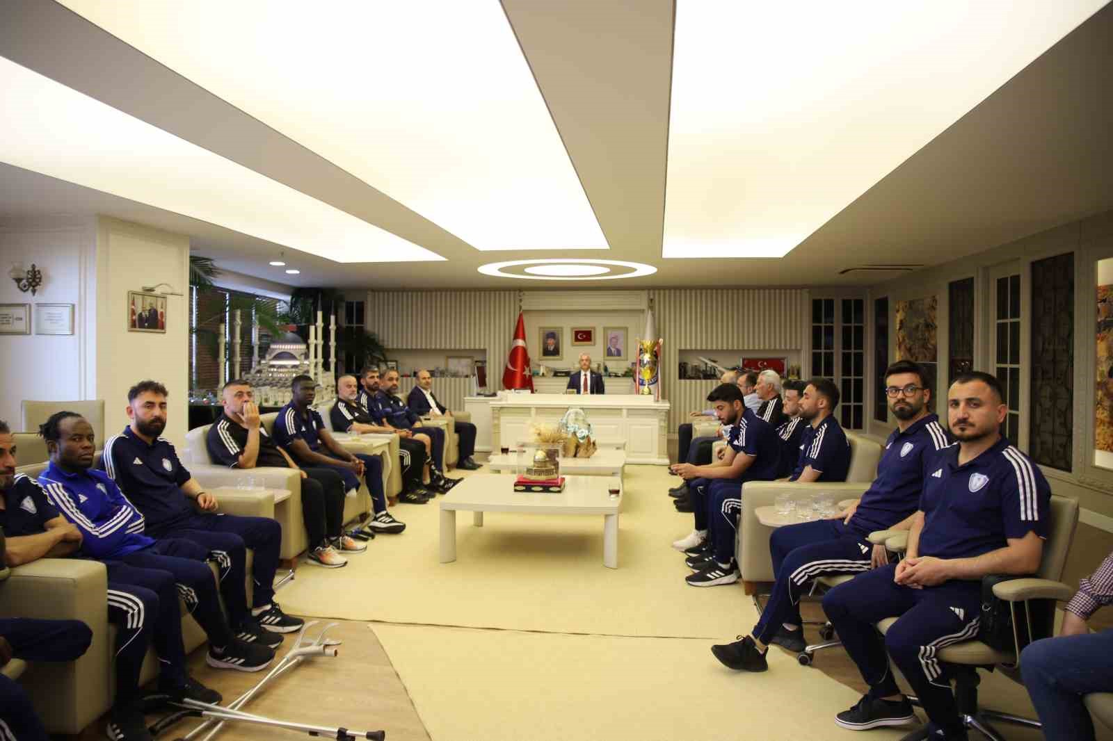 Ampute Futbol Takımı, Tahmazoğlu&rsquo;nu makamında ziyaret etti
