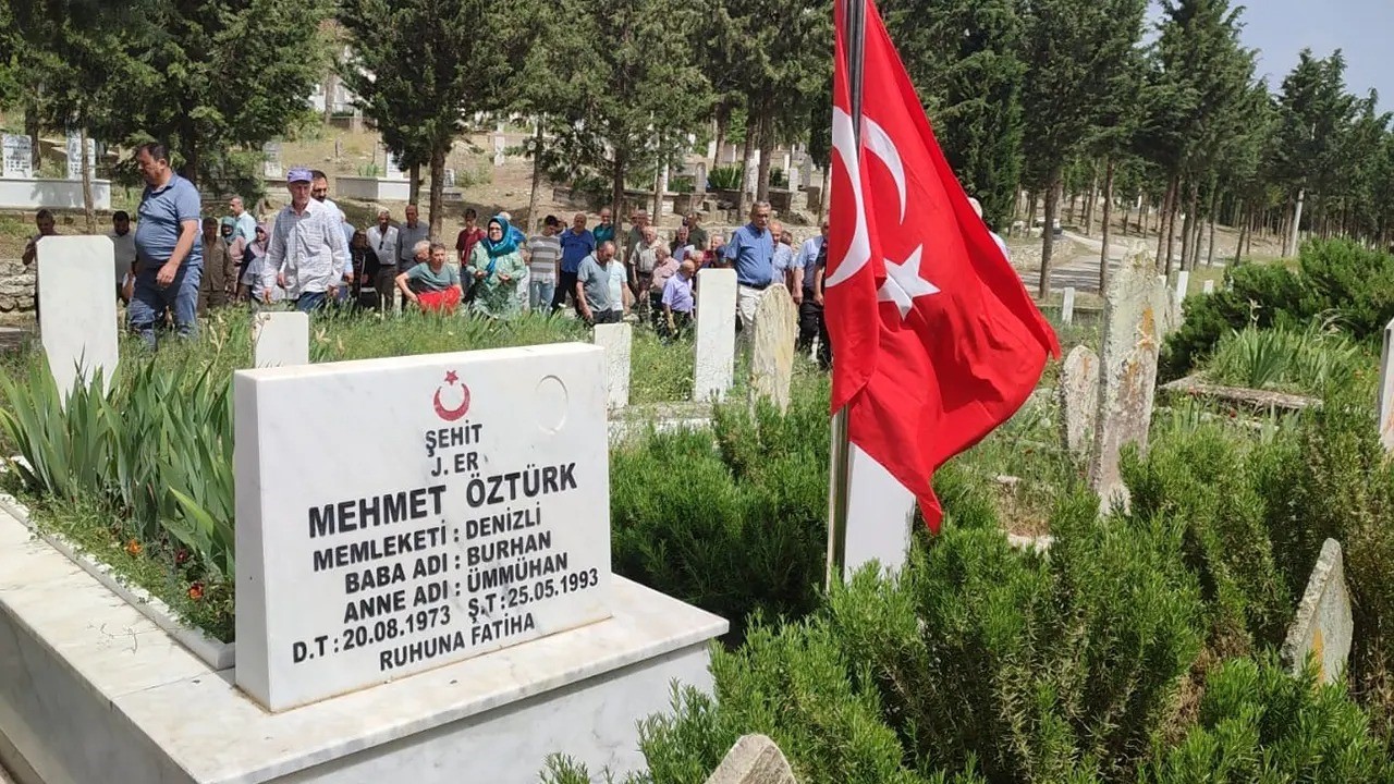 Bingöl’de şehit edilen 33 askerden birisi olan Denizlili er mezarı başında anıldı