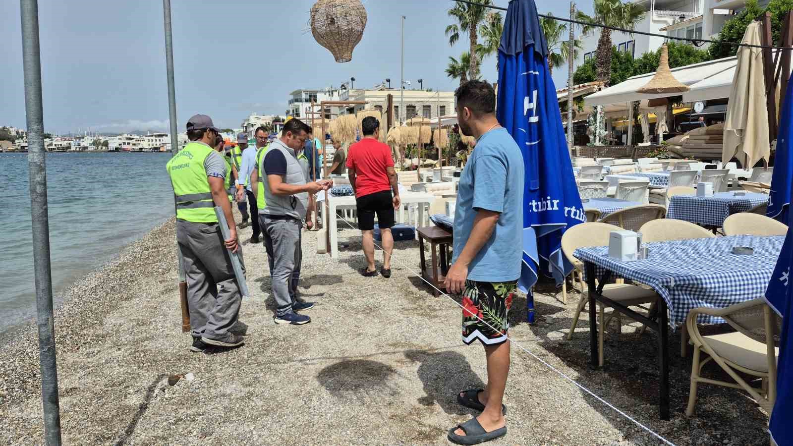 Sahilde işgale m&uuml;dahale: Masalar kaldırıldı, şerit &ccedil;ekildi
