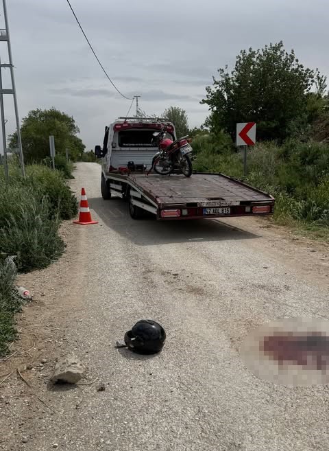 Ehliyetsiz s&uuml;r&uuml;c&uuml;n&uuml;n &ccedil;arptığı motosikletli hayatını kaybetti
