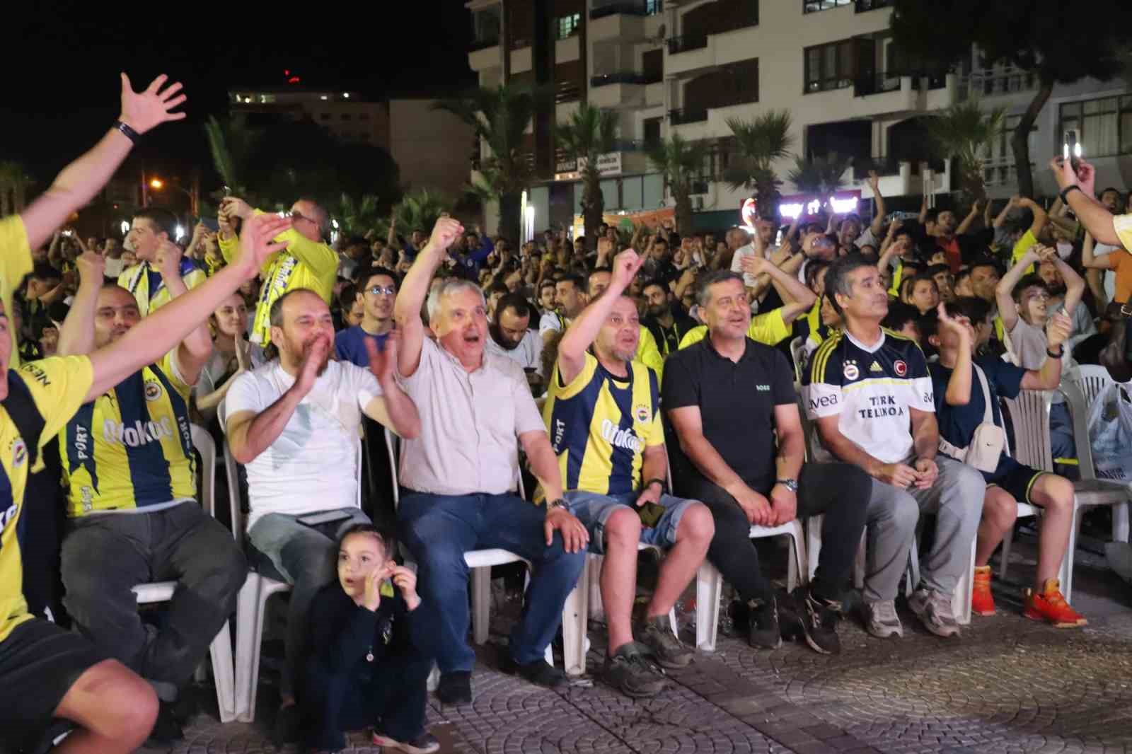 Turgutlu’da Fenerbahçe Beko’nun tarihi zaferi dev ekranda izlendi