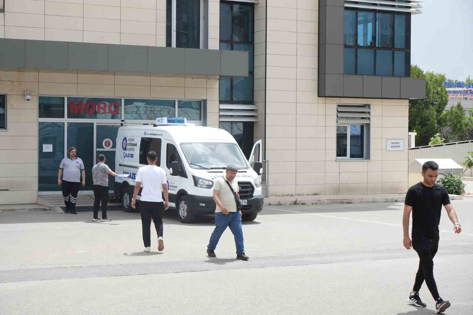 Babasının bı&ccedil;aklayarak &ouml;ld&uuml;rd&uuml;ğ&uuml;  gencin cenazesi morgdan alındı
