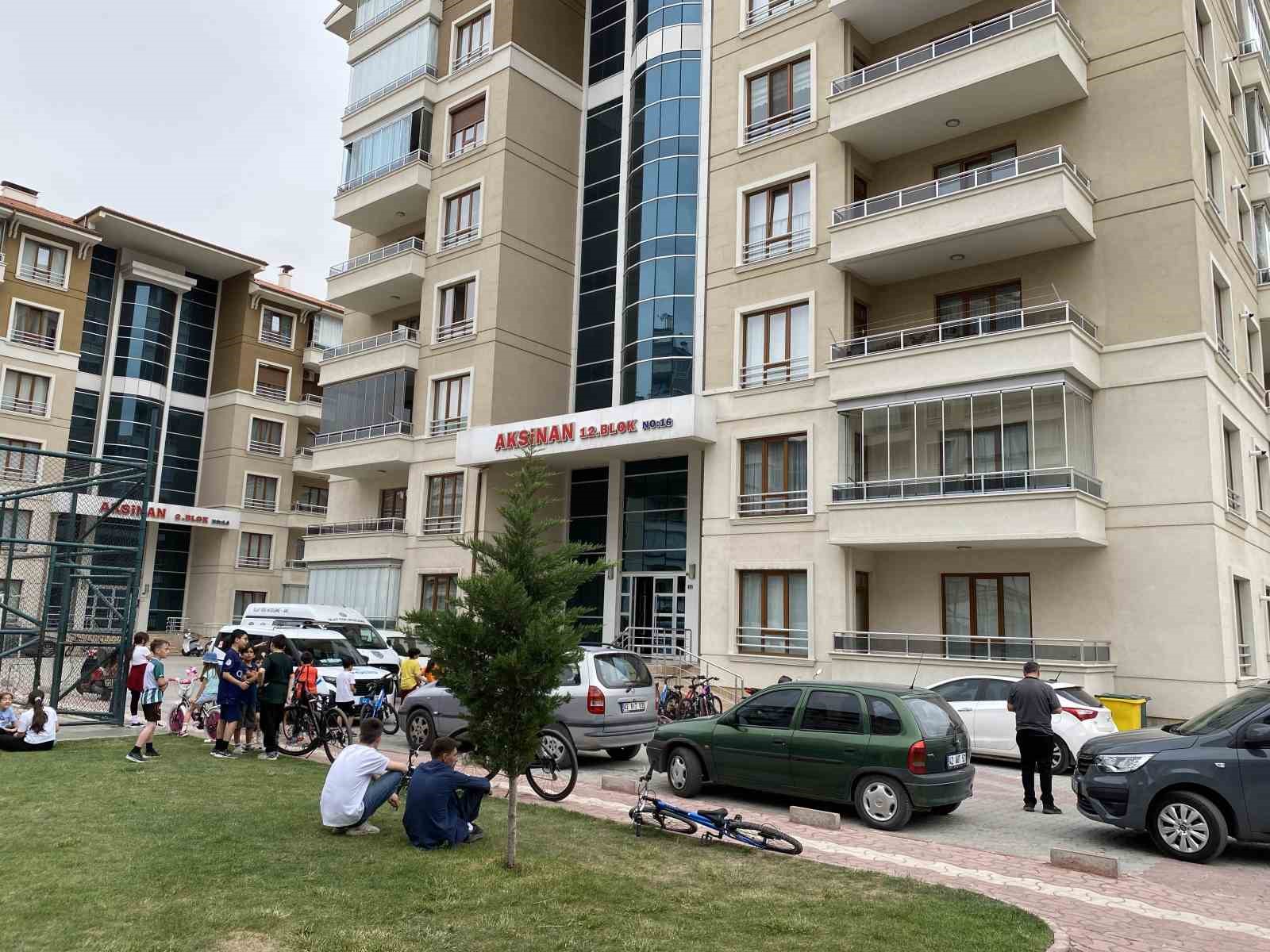 Kocası tarafından bı&ccedil;aklanarak &ouml;ld&uuml;r&uuml;len kadın son yolculuğuna uğurlandı
