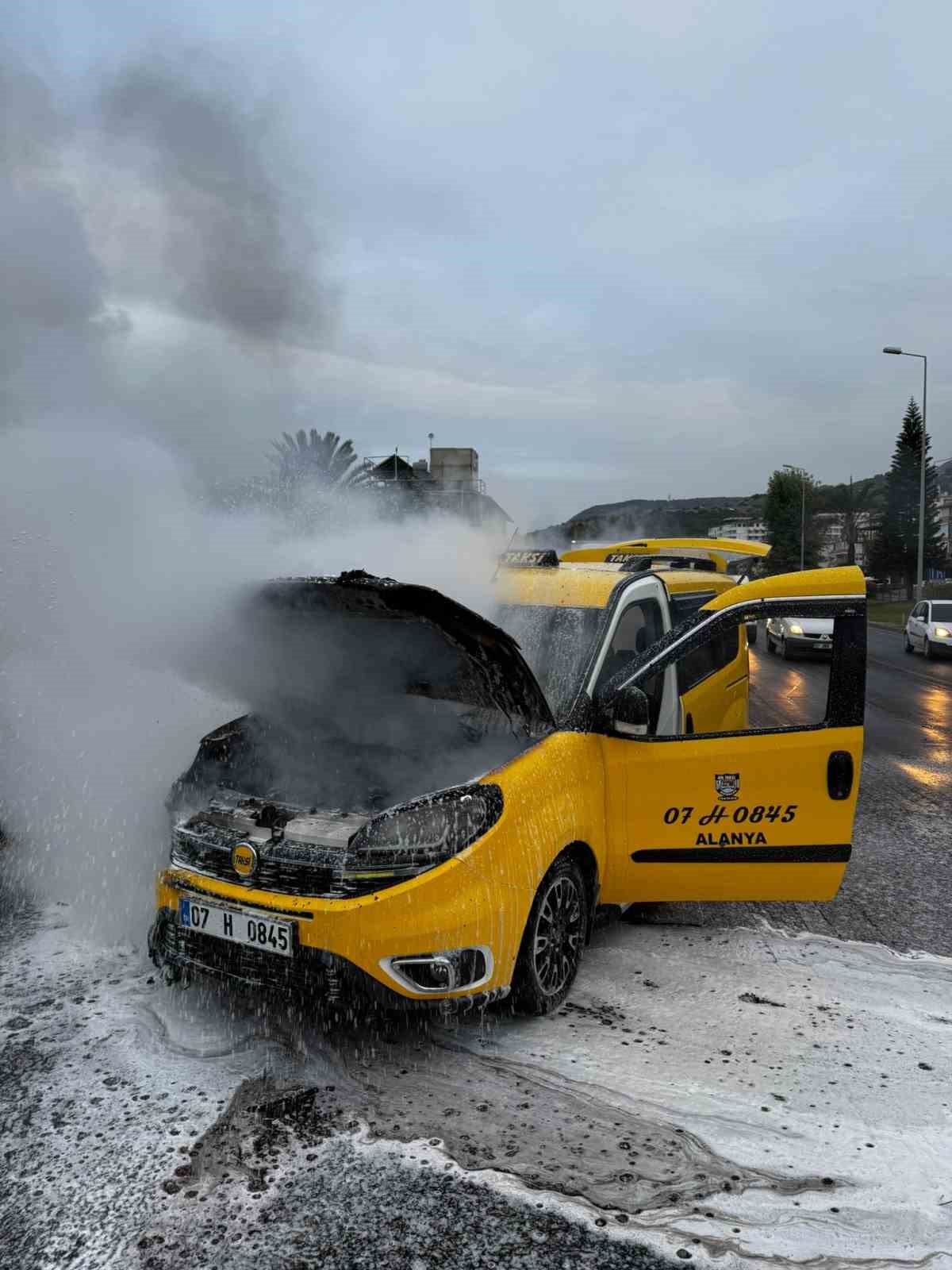 Alanya’da seyir halindeki otomobil alev aldı