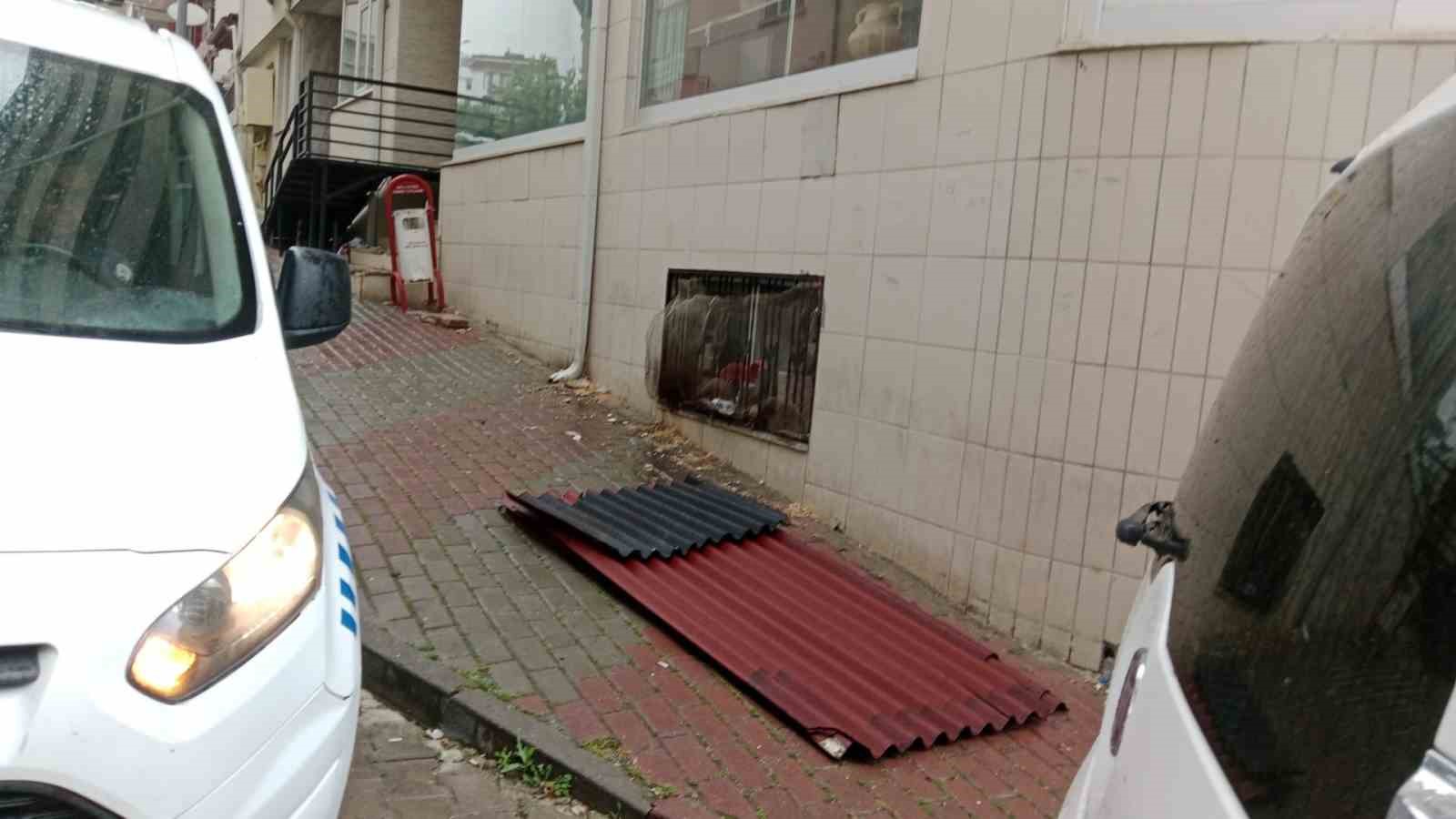 Bilecik&rsquo;te yaşanan fırtınada &uuml;zerine ağa&ccedil; dalı d&uuml;şmesinden son anda kurtuldu
