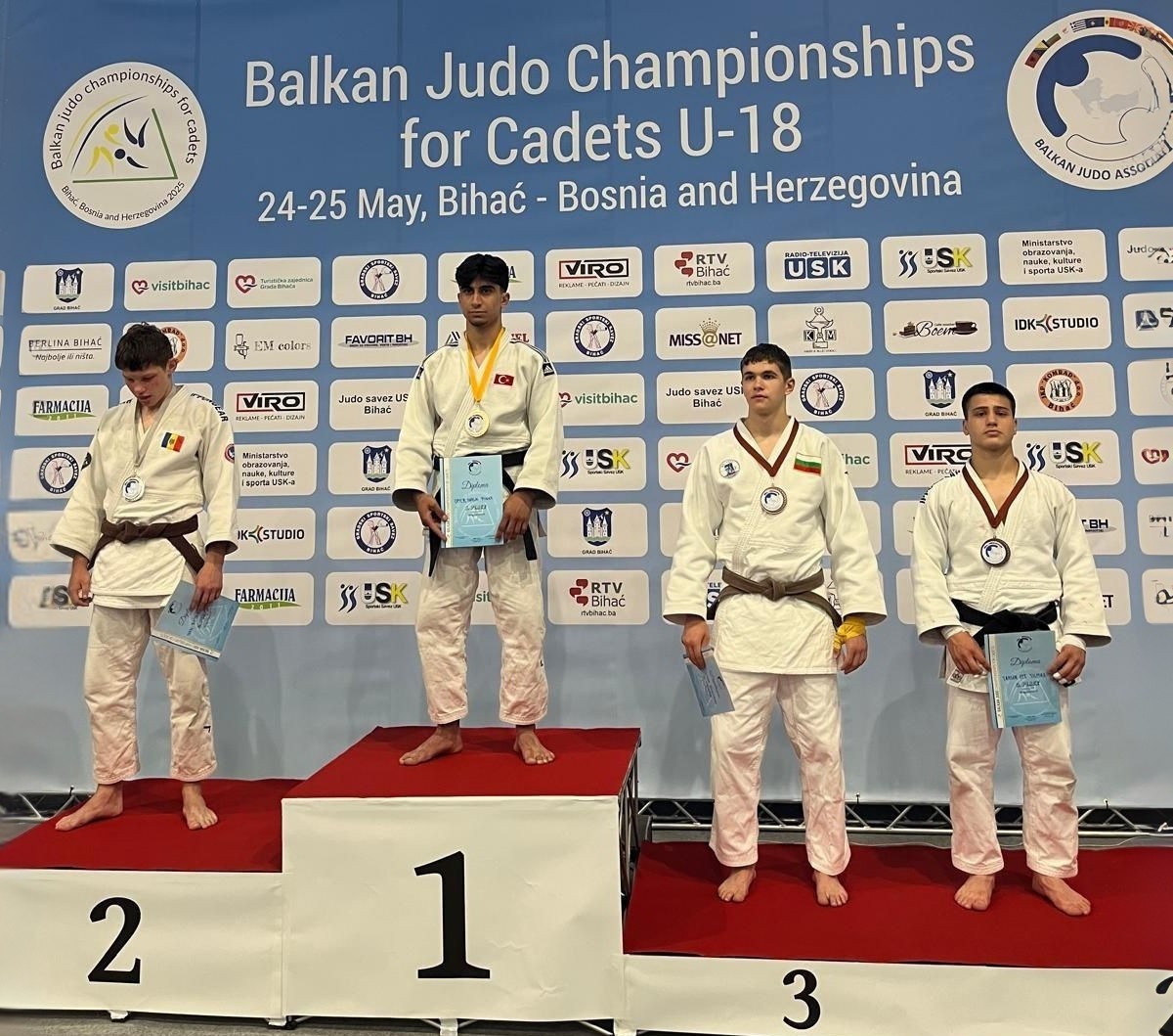 Manisalı öğrenciler başarılarıyla göz kamaştırıyor